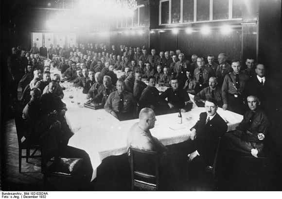 Eine der letzten Sitzungen der Reichstagsfraktion der NSDAP unter Adolf Hitler (Dezember 1932)